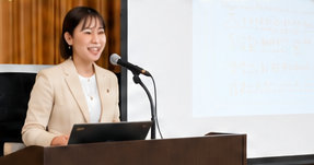 研修・講演を行う代表 長田真緒